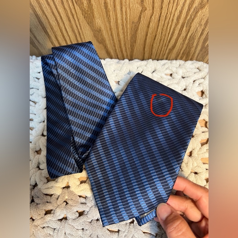 NWOT Calvin Klein Men’s blue silk tie - Picture 9 of 9